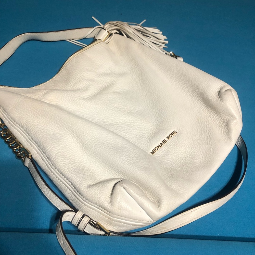 Michael Kors purse gently used. Stylish and has lots of room inside.